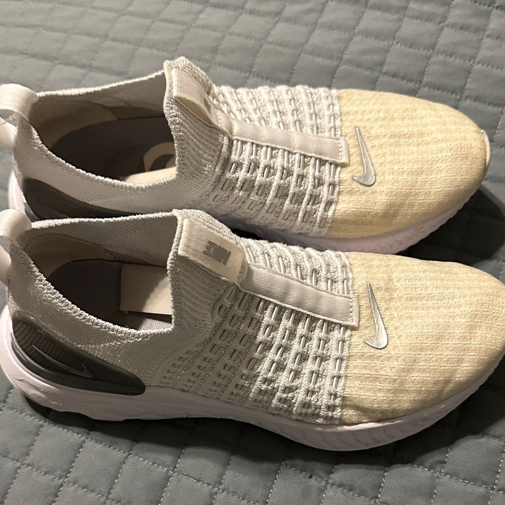 👻Spooky Sale! 👻
Nike Women's React Phantom Run FK Flyknit 2 Sz 6.5 White Silver